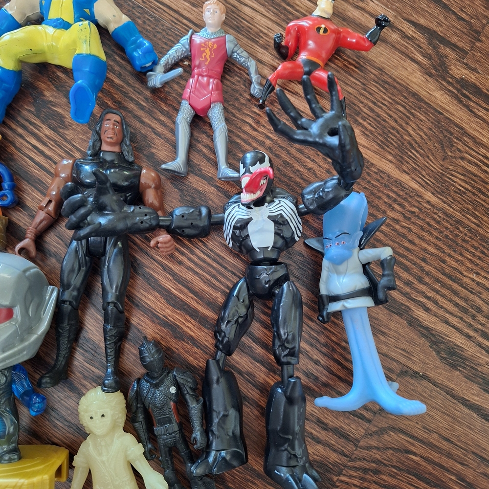 Assorted Action Figures Set - Picture 6 of 9